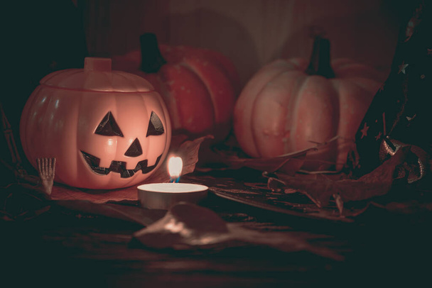 vintage toon afbeelding van Halloween pompoen elke variatie ornament op houten tafel met houten achtergrond. - Foto, afbeelding
