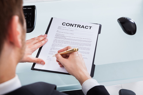 Businessman Signing Contract Paper At Office Desk - Foto, Imagen