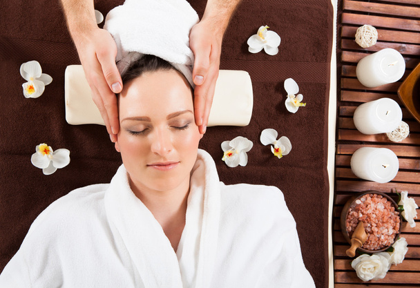Jeune femme recevant un massage de la tête - Photo, image