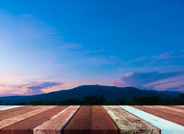 Ahşap masa ve arka planda yeşil dağın bulanık görüntüsü . - Fotoğraf, Görsel