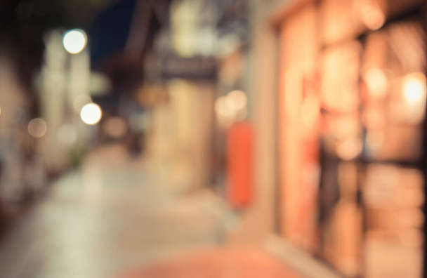 Abstract wazig beeld van mensen lopen in winkelstraat met vintage Toon look voor achtergrond gebruik. - Foto, afbeelding