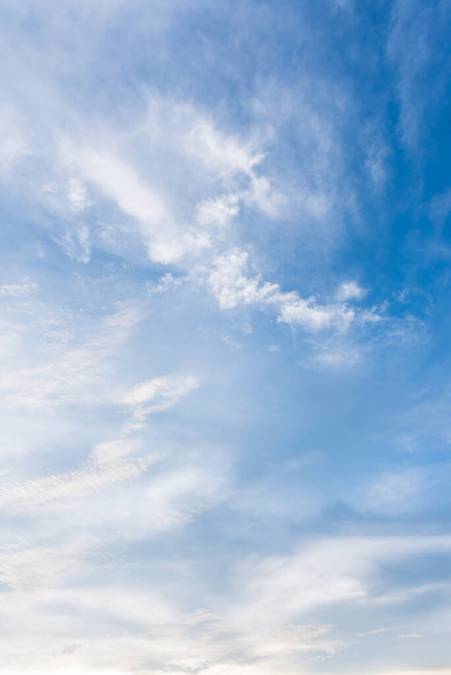 昼間の青空と白い雲のイメージを背景に使用します。（垂直）). - 写真・画像