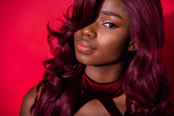 Cropped photo of dark skin young woman pretty hair wig charming luxury lady isolated on red color background - Foto, Bild