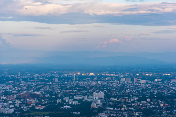 image de la province de Chiang Mai, Thaïlande la vieille ville après une journée de pluie avec vue sur le bâtiment couvert de brouillard depuis le haut angle. - Photo, image