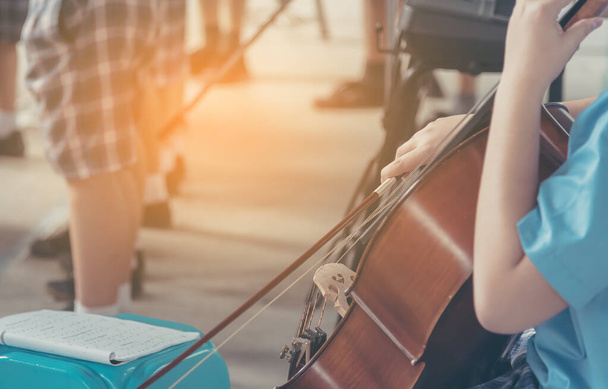 imagem de tom vintage de estudante tocar violoncelo em sala de aula na escola. - Foto, Imagem