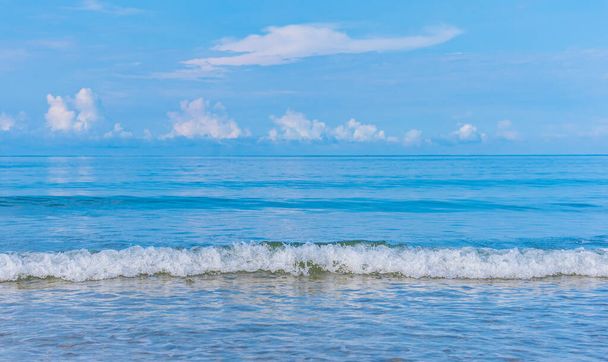 Bild der Welle am Meeresufer mit blauem Himmel als Hintergrund. - Foto, Bild