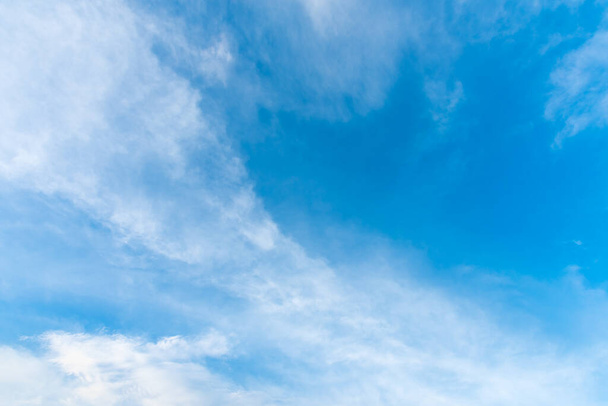 изображение голубого неба и белого облака в дневное время для фонового использования. (горизонтальное)). - Фото, изображение