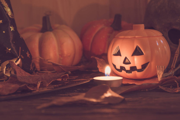 Винтажный тон изображения Хэллоуин тыквы любой изменить орнамент на деревянный стол с деревянным фоном. - Фото, изображение