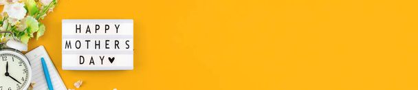 Feliz Día de las Madres banner de vacaciones, plano poner fondo amarillo con espacio para copiar, festivo y celebrar foto concepto - Foto, Imagen