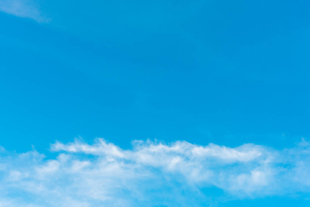 imagen del cielo azul y la nube blanca durante el día para el uso de fondo. (horizontal). - Foto, imagen