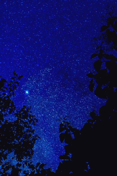 Güzel mavi gökyüzünün ve arkaplandaki yıldızların uzun pozlama görüntüsü. - Fotoğraf, Görsel