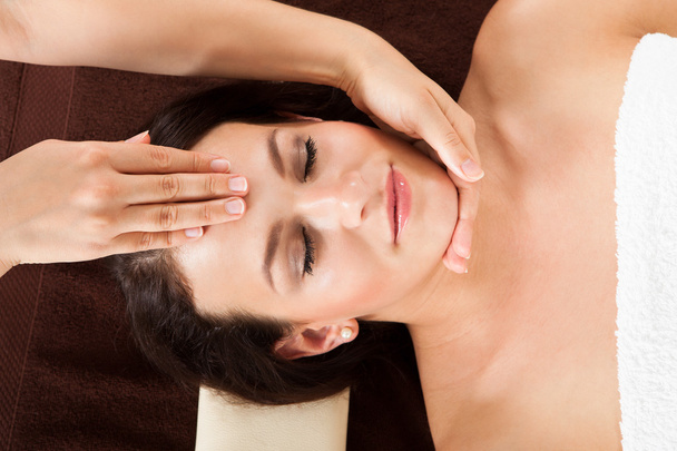 Femme recevant un massage de la tête dans le spa
 - Photo, image