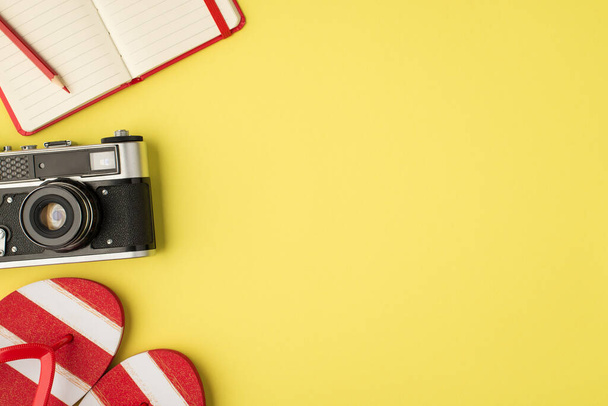 Вид зверху фото смугастих червоно-білих фліп-флешок відкритий ноутбук олівець і камера на ізольованому жовтому фоні з копійкою
 - Фото, зображення