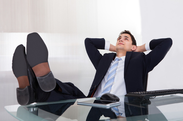 Расслабленный бизнесмен мечтает в офисе
 - Фото, изображение