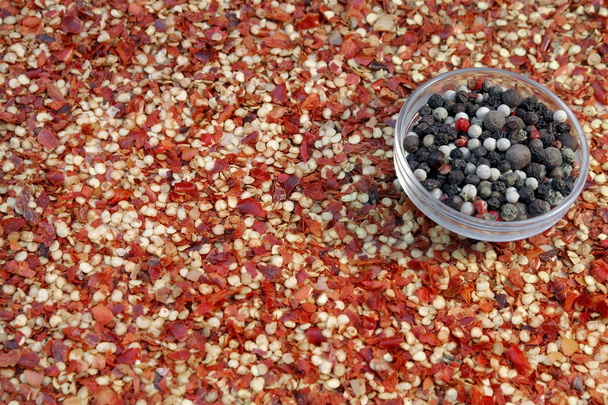 peppercorn mix en gemalen peper vlokken - Foto, afbeelding