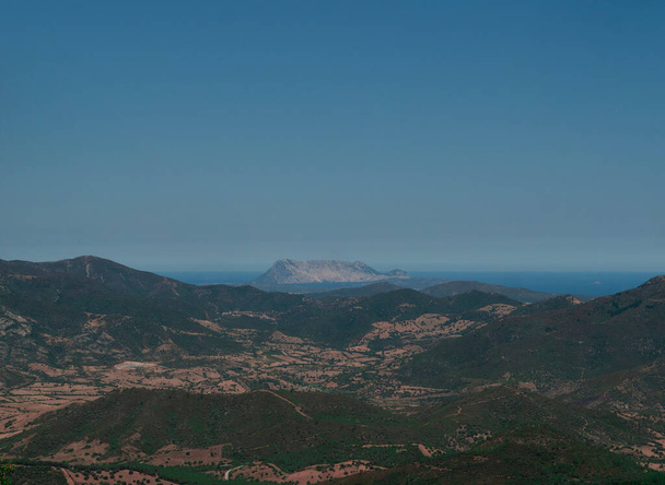 Sardiniassa. kaukainen näkymä Tavolaran saarelle vuorijono sen ympärillä - Valokuva, kuva