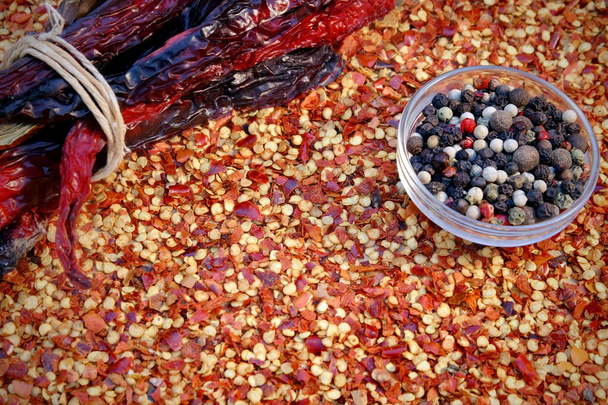 peppercorn mix en gemalen peper vlokken - Foto, afbeelding