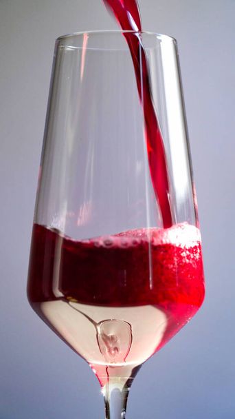 Detailní záběr someliéra, číšníka, jak nalévá červené víno, džus nebo šampaňské do sklenice. Alkohol ve sklenici - Fotografie, Obrázek