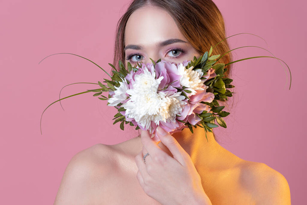 Fashionable concept face mask, fresh and lively, floral fragrance. - Foto, Imagem