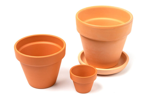 Lege keramische potten in verschillende maten. Tuinieren concept, binnentuin. Geïsoleerd op witte achtergrond. - Foto, afbeelding