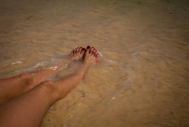perna da mulher na água - Foto, Imagem