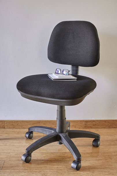 Een studio foto van een zwarte bureaustoel - Foto, afbeelding
