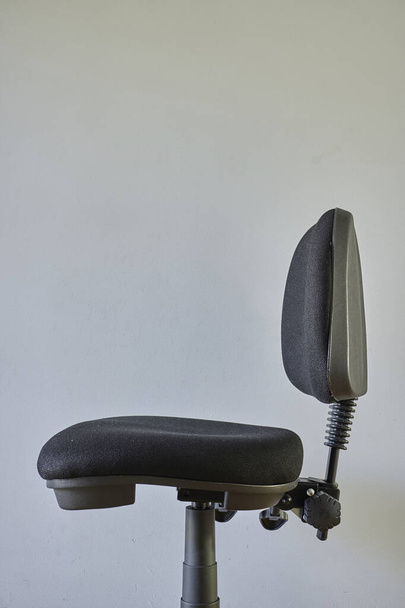 Een studio foto van een zwarte bureaustoel - Foto, afbeelding