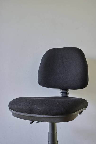 Una foto de estudio de una silla de oficina negra - Foto, imagen