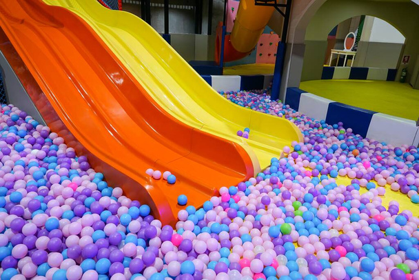 Εσωτερική παιδική χαρά - Ball pit γεμάτο πολύχρωμες μπάλες και διαφάνειες - Φωτογραφία, εικόνα