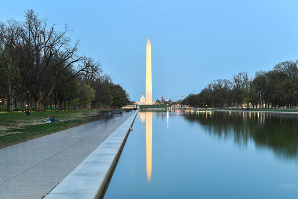 Пам'ятник у Лінкольні на заході сонця у Вашингтоні, округ Колумбія.. - Фото, зображення