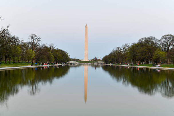 ワシントンDCの日没時にリンカーン記念館に反映されたワシントン記念碑. - 写真・画像