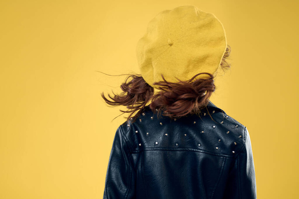 Lány egy sárga kalap sötét szemüveg divatos ruhák stúdió életmód gyermekkor - Fotó, kép