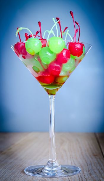 Стеклянная вишня в бокале мартини
 - Фото, изображение
