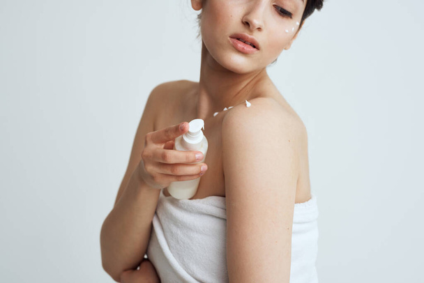 Bare shoulders white towel lotion for skin care - Foto, imagen
