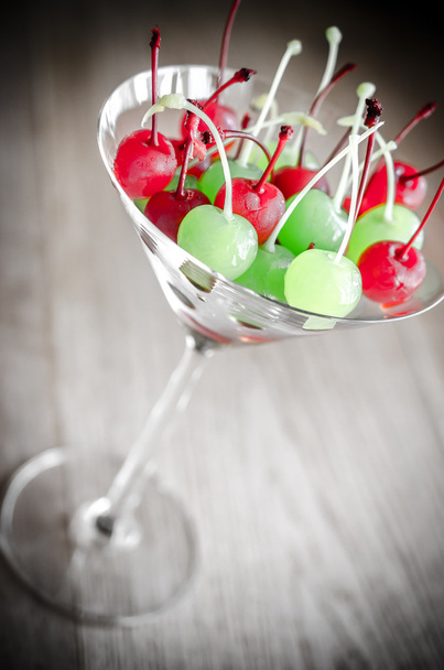 Cerises de verre en verre martini
 - Photo, image