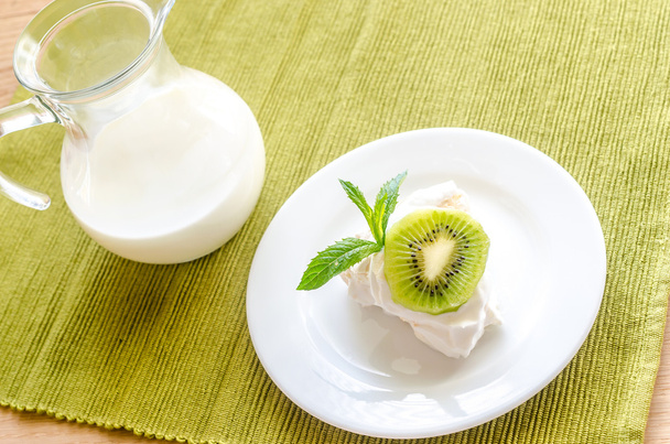Pavlova meringue with kiwifruit slices - Photo, image