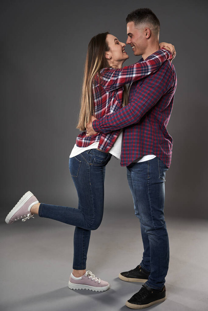Young caucasian couple posing against gray background - Fotografie, Obrázek