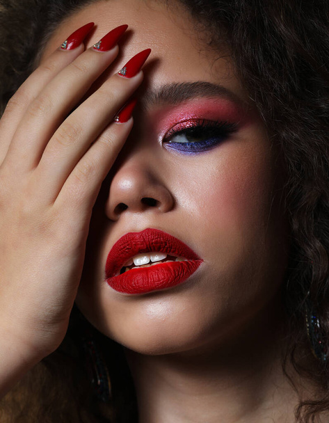 Fashion and beauty concept: attractive african american woman with bright make up - Foto, afbeelding