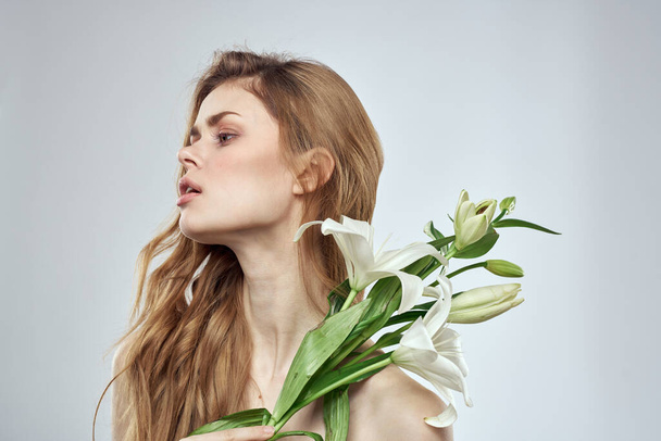 Pretty woman bouquet of flowers as a gift charm close-up luxury - Zdjęcie, obraz