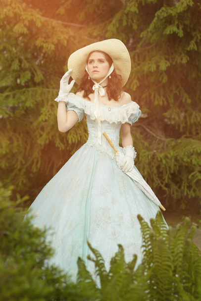 Красива молода жінка в історичній блакитній сукні 1860 року. Дизайн обкладинки книг
. - Фото, зображення