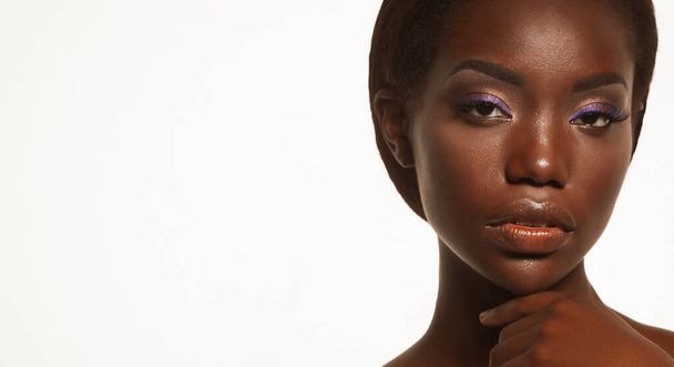 portrait of african american woman glamour makeup over white background - Foto, afbeelding