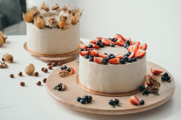 Heerlijke taart met roomkaas en bessen. Lichte taart met aardbeien en bosbessen. Handgemaakte taart - Foto, afbeelding