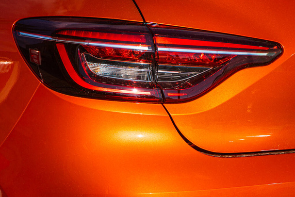 Orangefarbene Rückleuchten. Äußere Details. Nahaufnahme Detail auf einem der LED-Rückleuchten modernes Auto - Foto, Bild