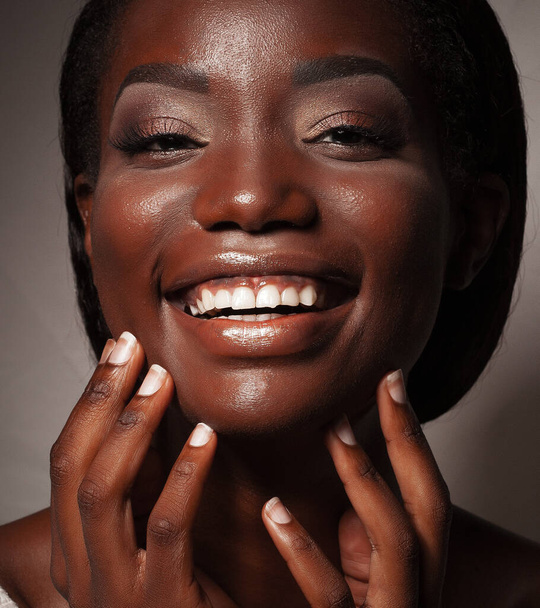 attractive african american woman with cute smile - Φωτογραφία, εικόνα