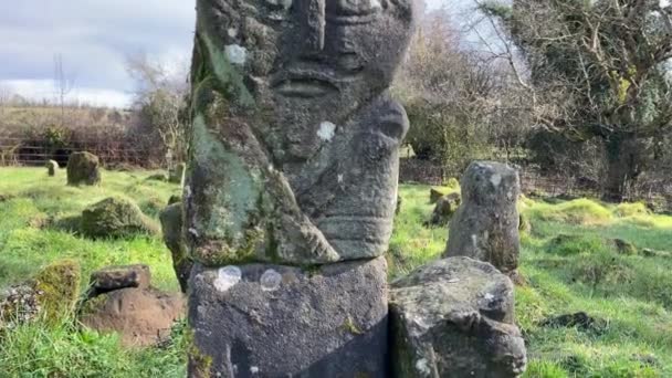4k Zapis kamiennej postaci na wyspie Boa w Irlandii Północnej. Jest to również znane i postacie Dreenan - Materiał filmowy, wideo