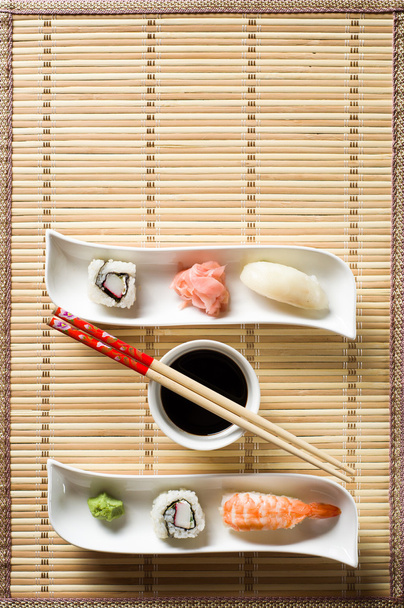 Sushi auf weißem Teller - Foto, Bild