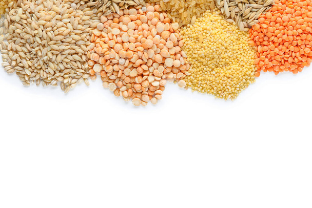 Haufen verschiedener Getreidesorten und Hülsenfrüchte auf weißem Hintergrund - Foto, Bild