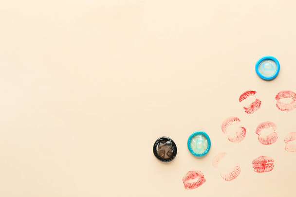 Renkli arka planda prezervatifli dudak izleri. Erotik kavram - Fotoğraf, Görsel