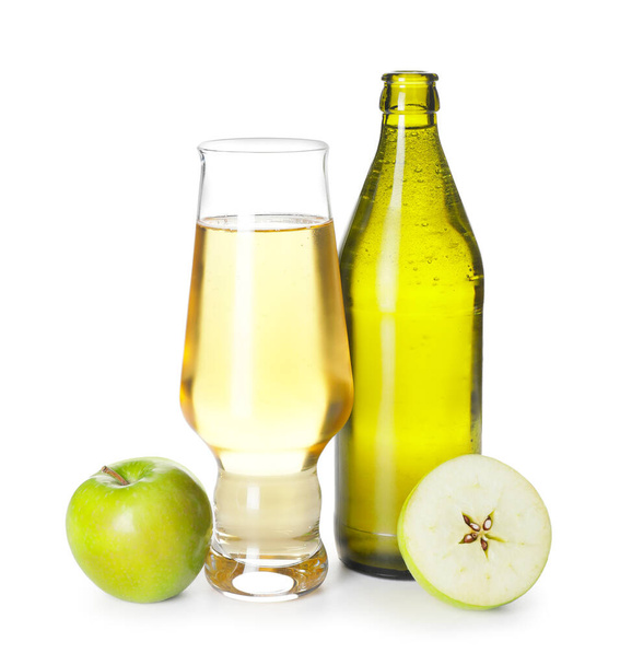 Fles en glas appelcider op witte achtergrond - Foto, afbeelding