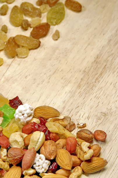 Закрыть смесью орехов и сухих фруктов,
 - Фото, изображение
